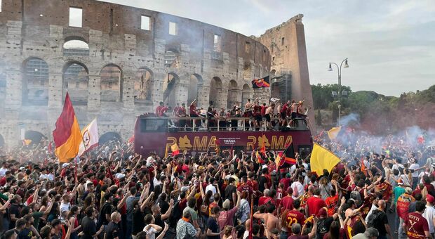 6714225_26193648_festa_roma_bus_colosseo.jpg